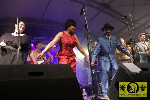 Yvonne Harrison (Jam) and Roy with The Easy Snappers  18. This Is Ska Festival - Wasserburg, Rosslau 27.Juni 2014 (5).JPG